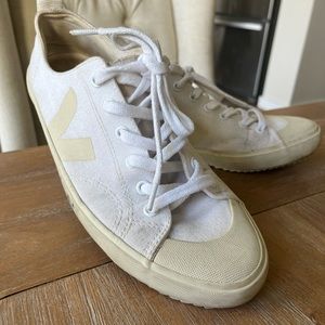 White cotton Nova plimsoll sneakers from VEJA featuring a round toe, a two tone